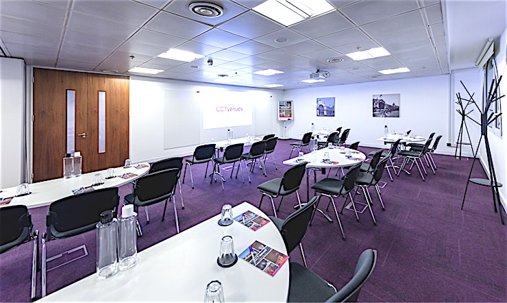 Smithfield 2 Situated above the historic, Grade II listed Smithfield Market, less than 5 minutes’ walk from Farringdon and Barbican stations.
There are 13 flexible rooms accommodating between 6 to 190 delegate