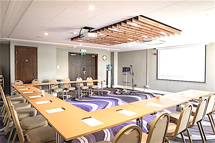 Victoria THE IDEAL SETTING FOR MEETINGS & GROUP ACCOMMODATIONS
Elegant, sleek, and modern, Sandman Signature London Gatwick Hotel is four-star hospitality at its best. The hotel features six main newly refurb
