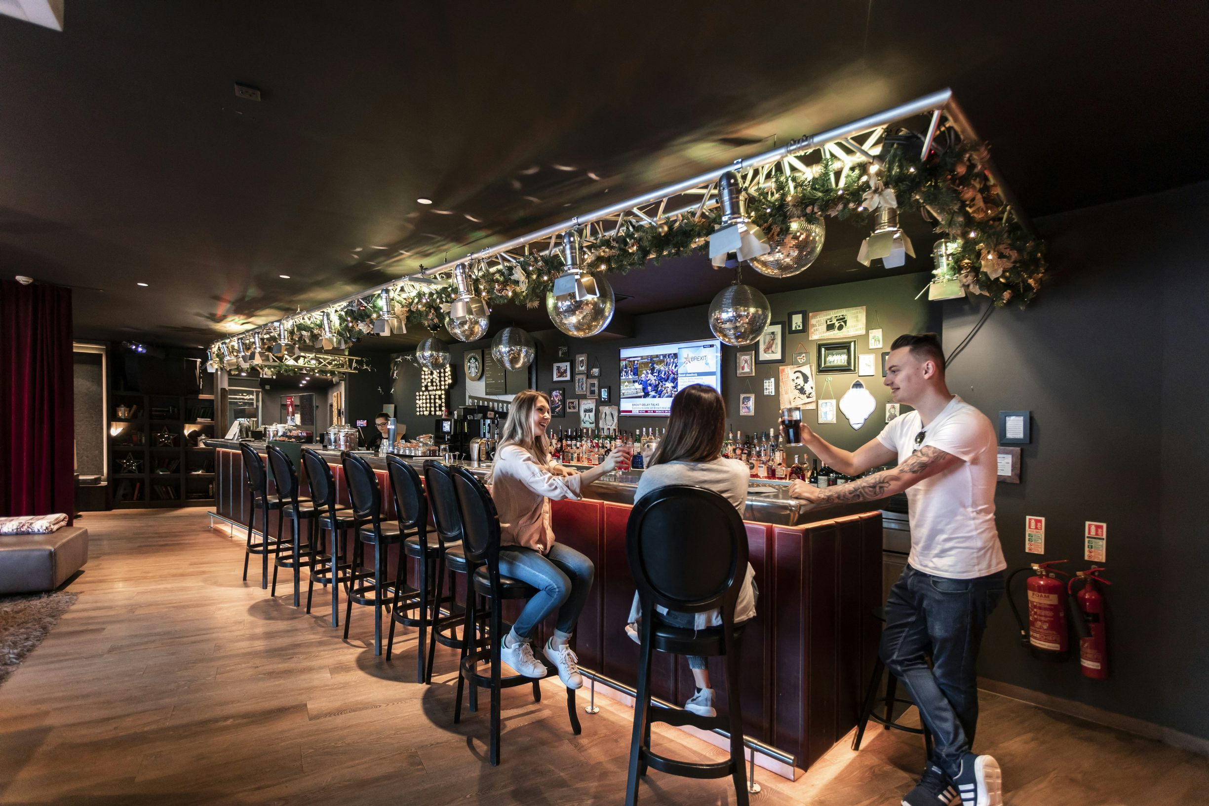 Pentalounge & Restaurant 0