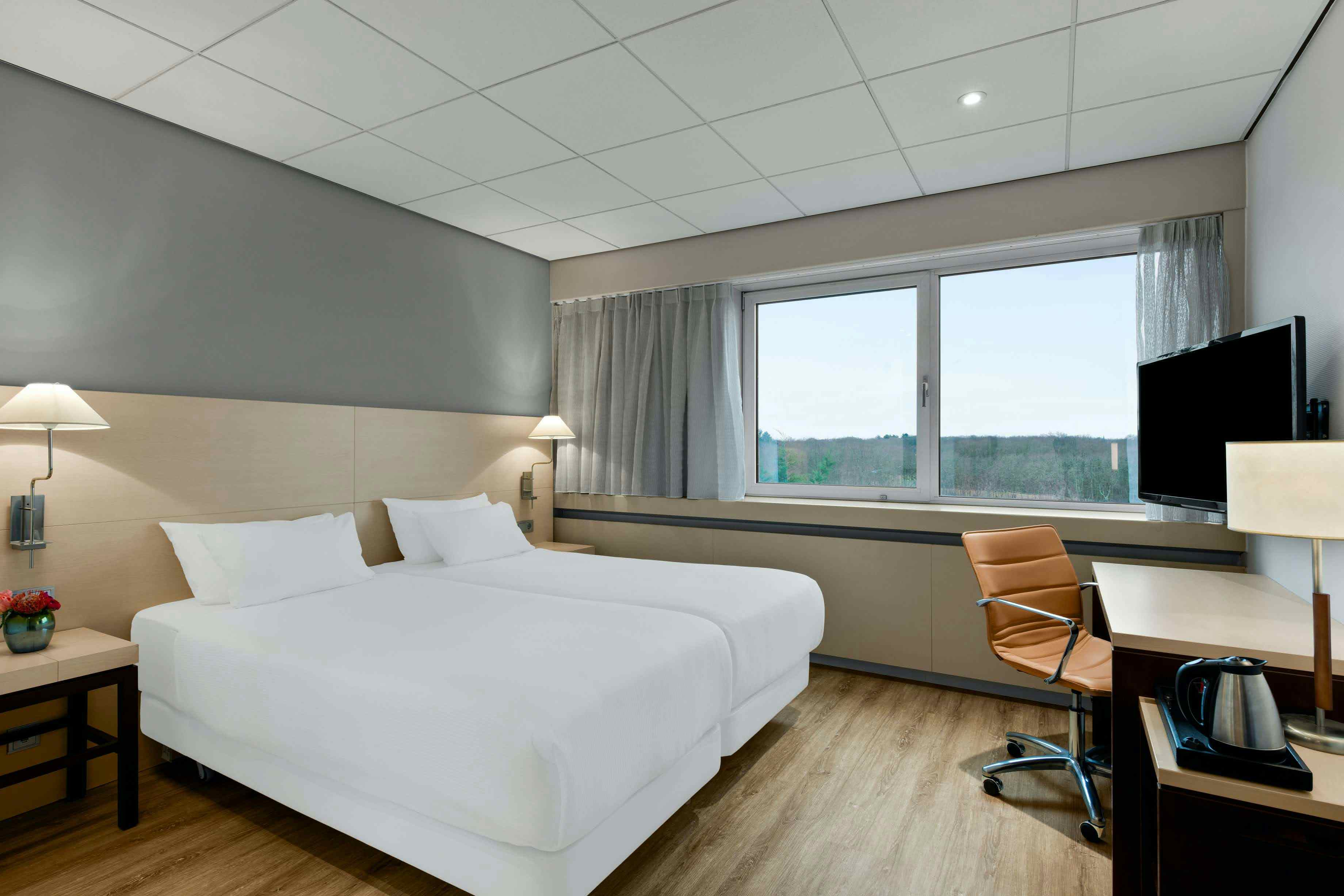 Meeting Rooms of 100m2 (40x available) 3