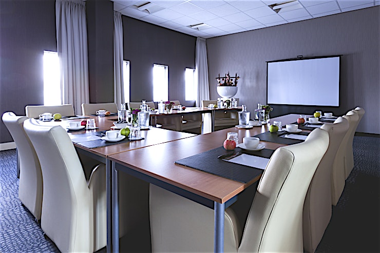 Brussel/ Berlijn The Van der Valk Hotel Rotterdam – Blijdorp has 4 luxurious boardrooms, suitable for meetings with 2 to 20 persons and 3 multifunctional (conference) rooms for groups, consisting of 300 persons max.
T