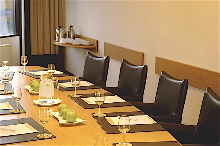 Boardroom 7 ** The Boardroom 7 room is perfect for small meetings up to 10 persons. We have 7 boardrooms in total.**
The surface of this space is 34m2. The room is equipped with free Wi-Fi, disable access and na