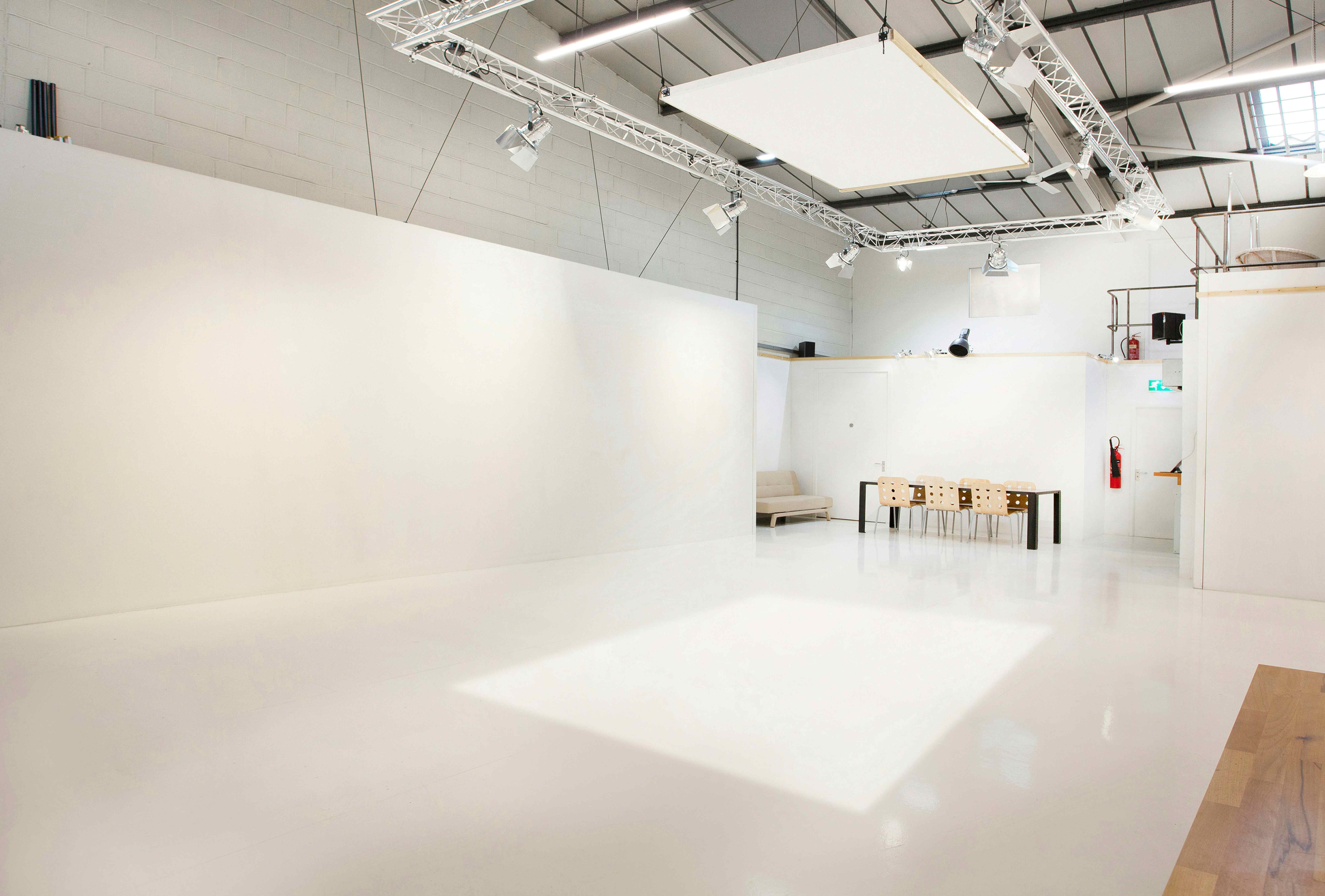 Des Fildes Hire Studio 0