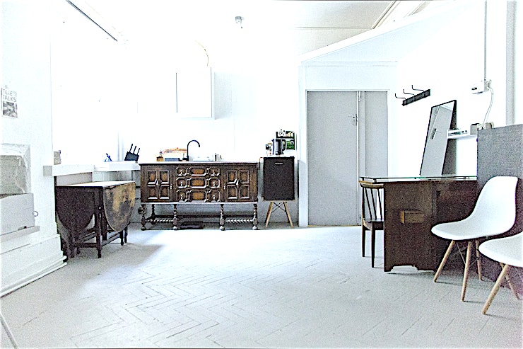 Butler in The Peanut Factory "BUTLER IN THE PEANUT FACTORY" IS A MULTIPLE PHOTOGRAPHIC STUDIO IN THE OLD PEANUT FACTORY IN HACKNEY WICK / FISH ISLAND, LONDON E3.
IT’S A COZY / INDUSTRIAL DESIGNED SHOOTING STUDIO FOR ART, FASHION