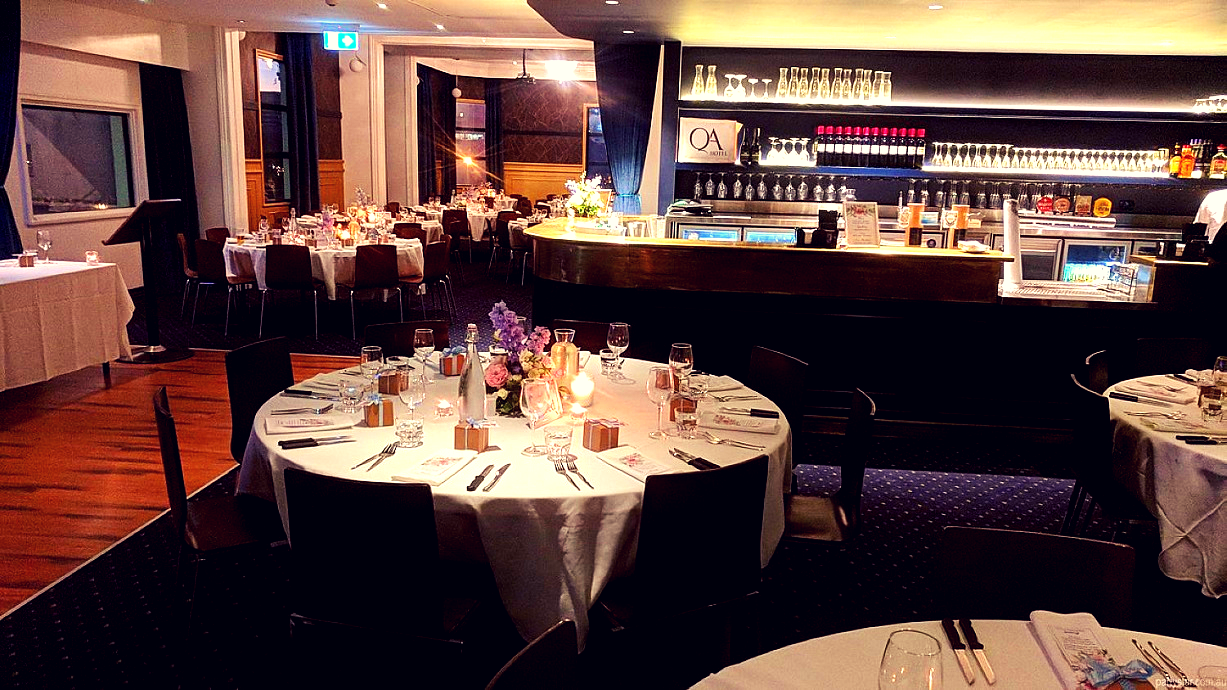 The King & Crown Room 1