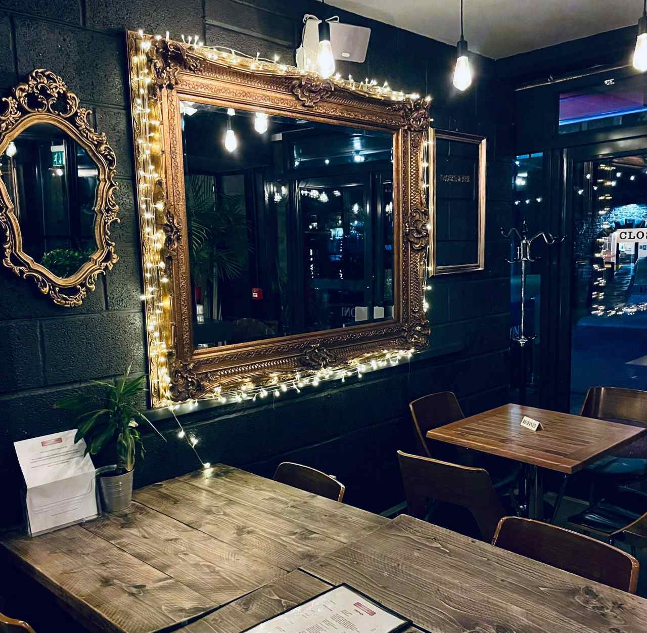 MAIN BAR & RESTAURANT