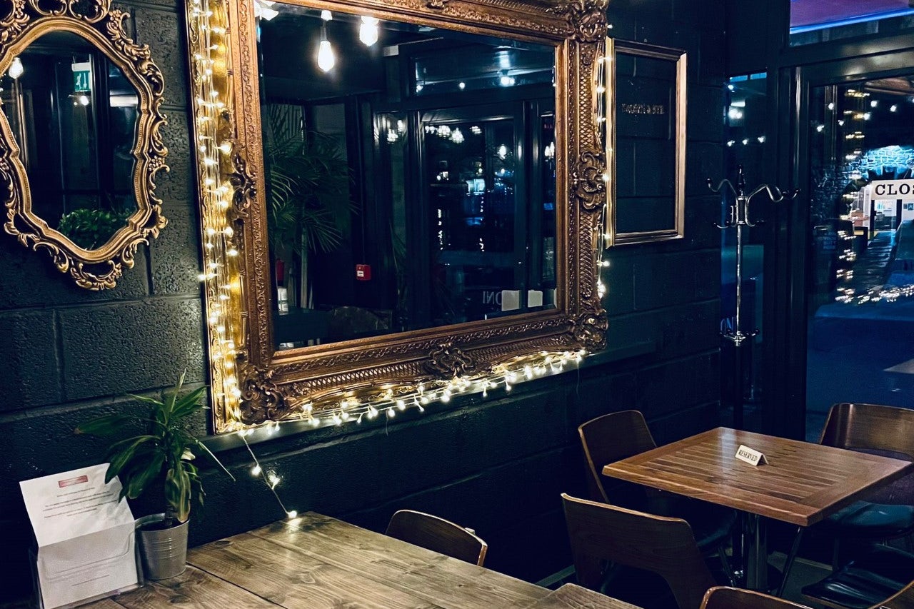 MAIN BAR & RESTAURANT 0