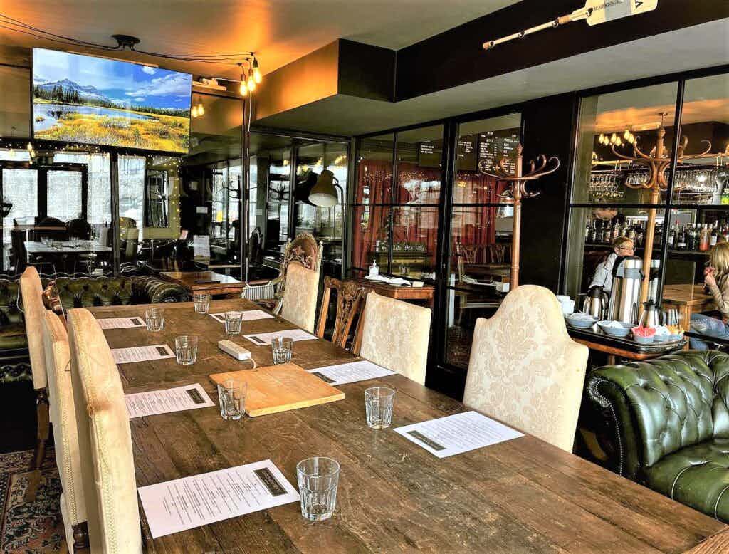 MAIN BAR & RESTAURANT 8