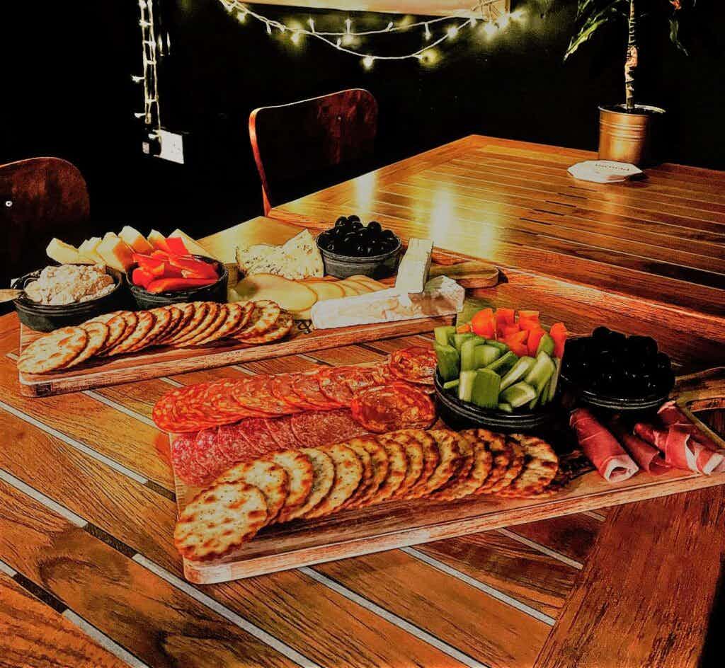 MAIN BAR & RESTAURANT 9