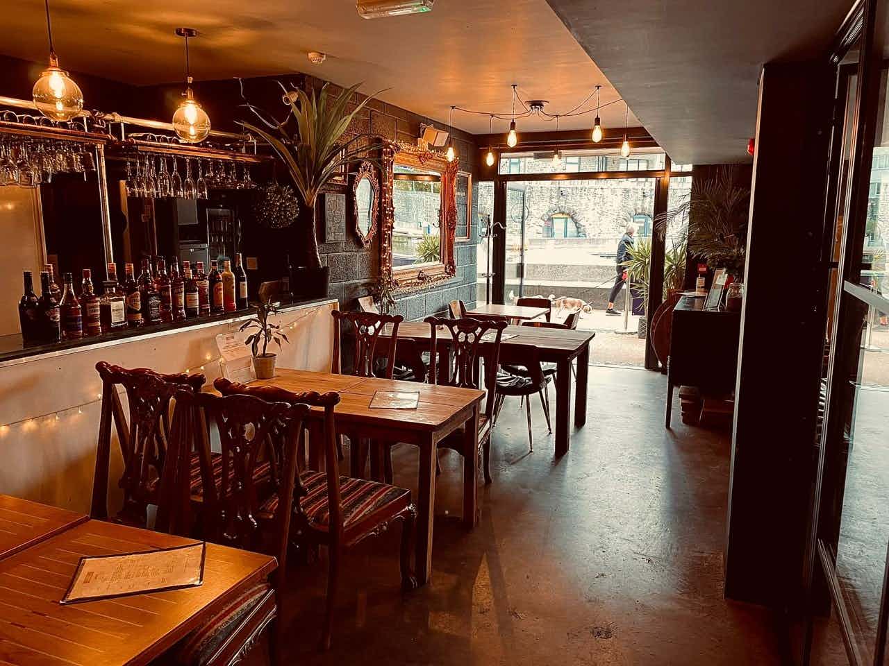 MAIN BAR & RESTAURANT 2