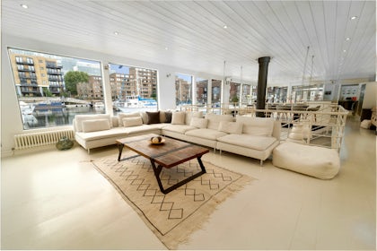 Stunning boathouse in St Katharine Docks 5