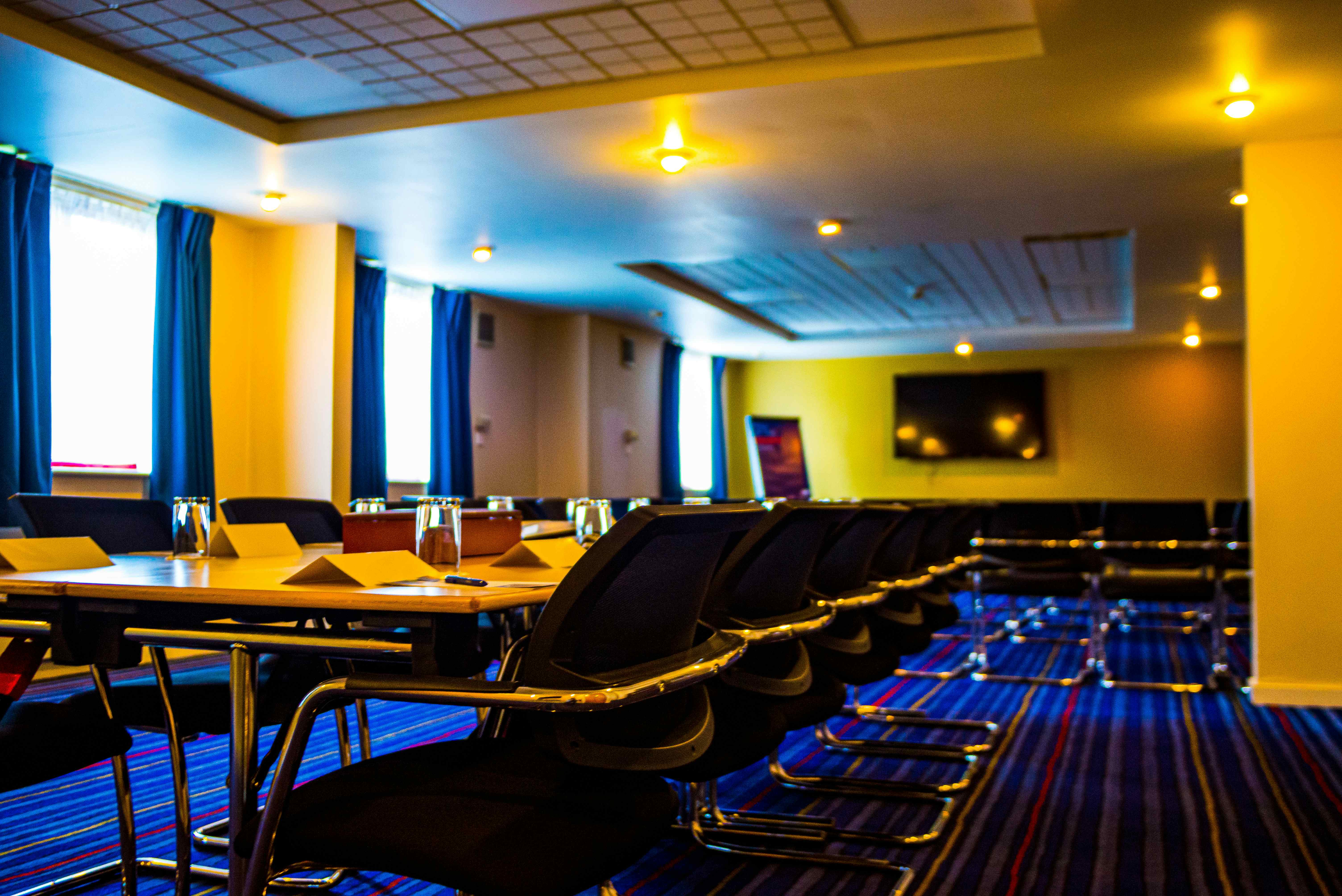 Hire Scott Holiday Inn Express Greenock an IHG Hotel HeadBox