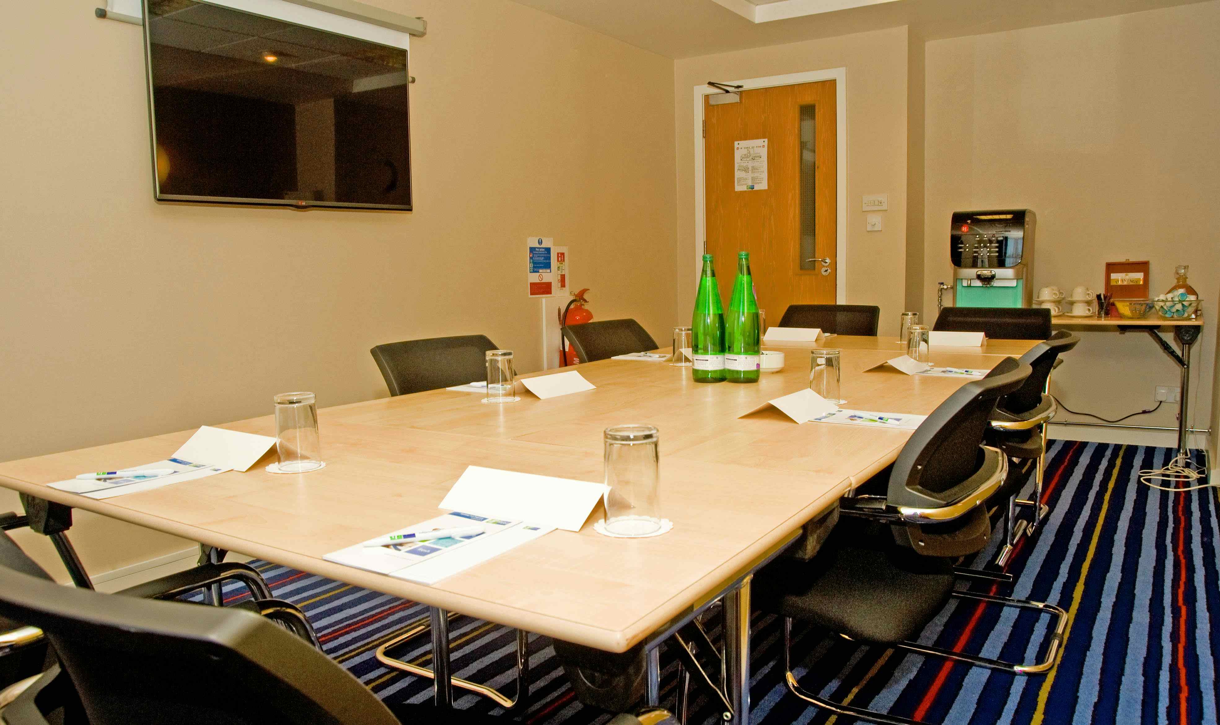 Hire Drummond Holiday Inn Express Greenock an IHG Hotel HeadBox