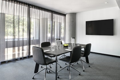 Noon Room 1