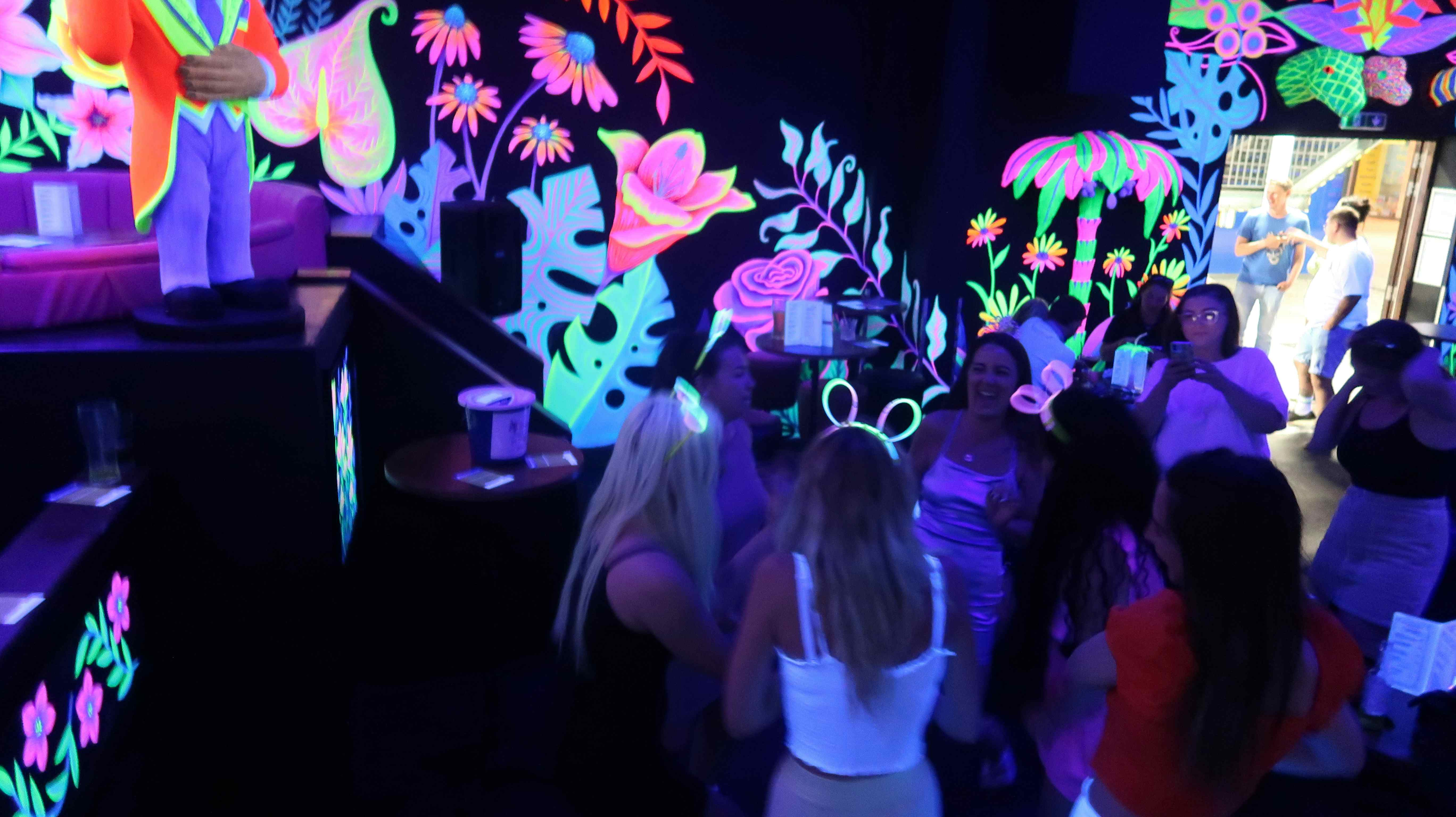 Book The Great GLOBALLS cocktail bar at GLOBALLS Jurassic, Aquatica