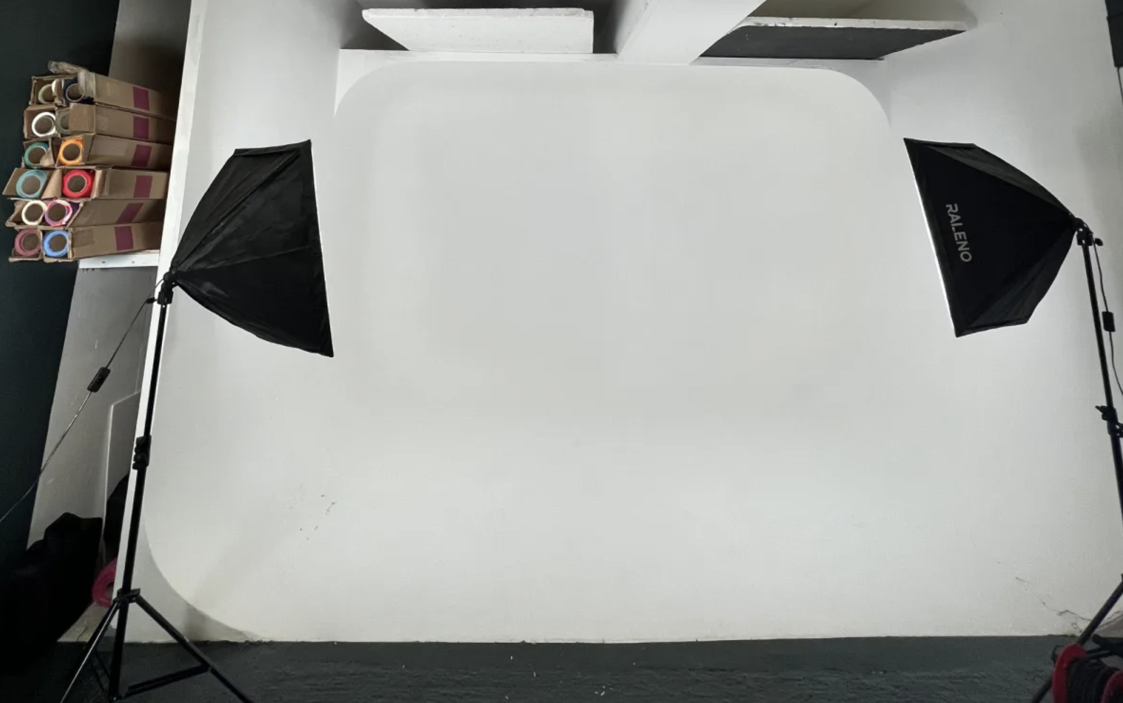 Photography & Video infinity cove studio with private green room 1