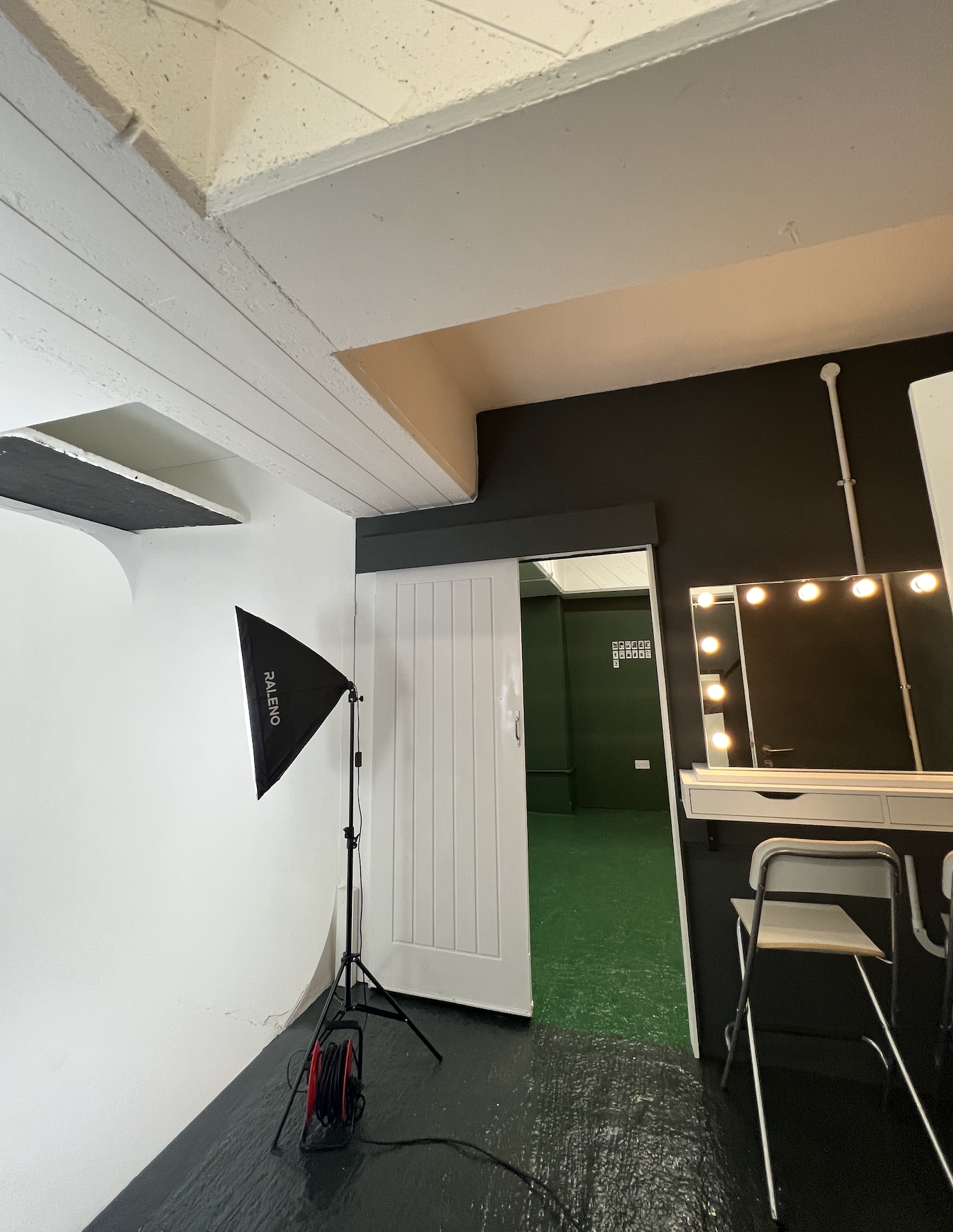 Photography & Video infinity cove studio with private green room 5