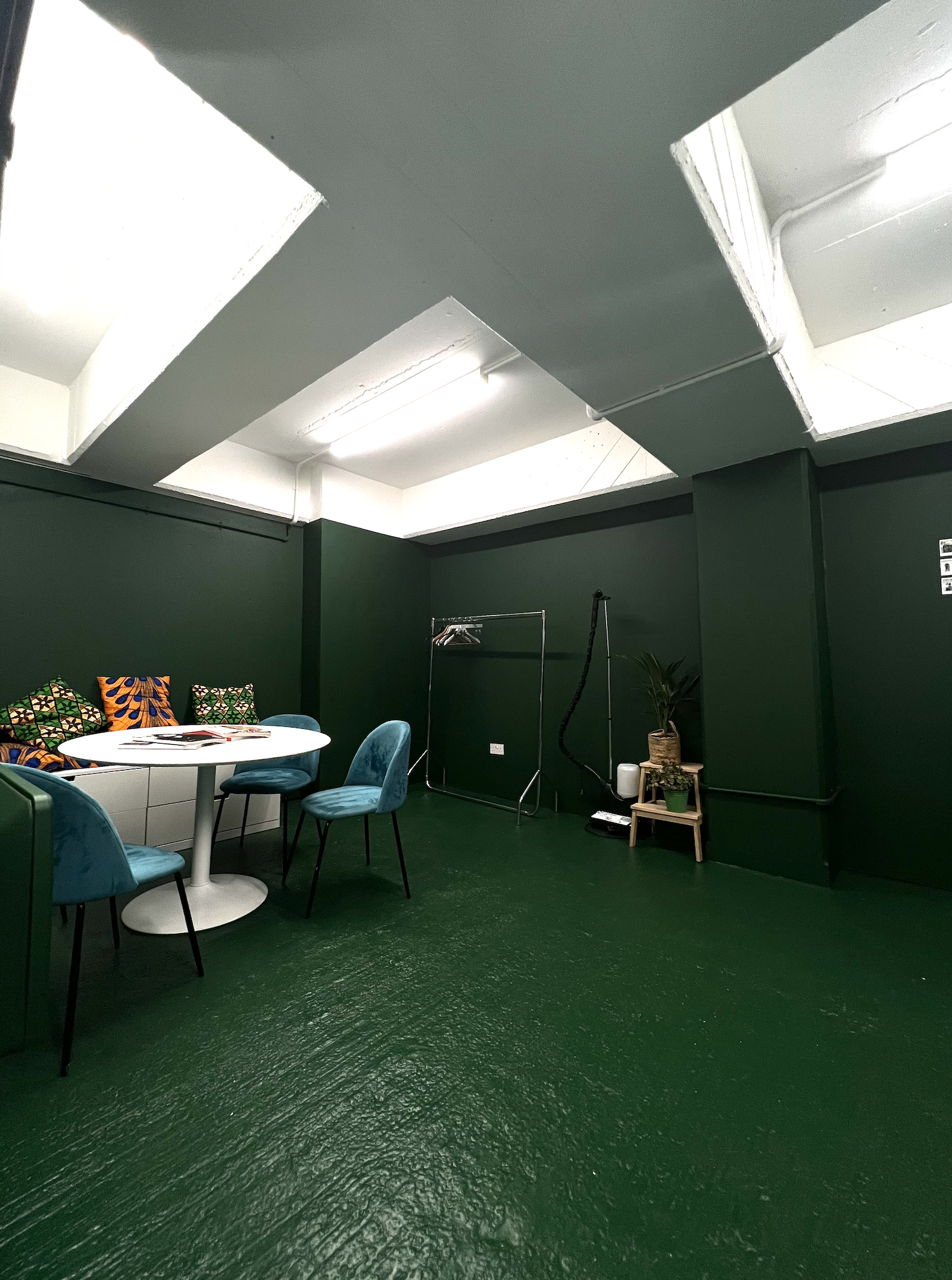 Photography & Video infinity cove studio with private green room 2