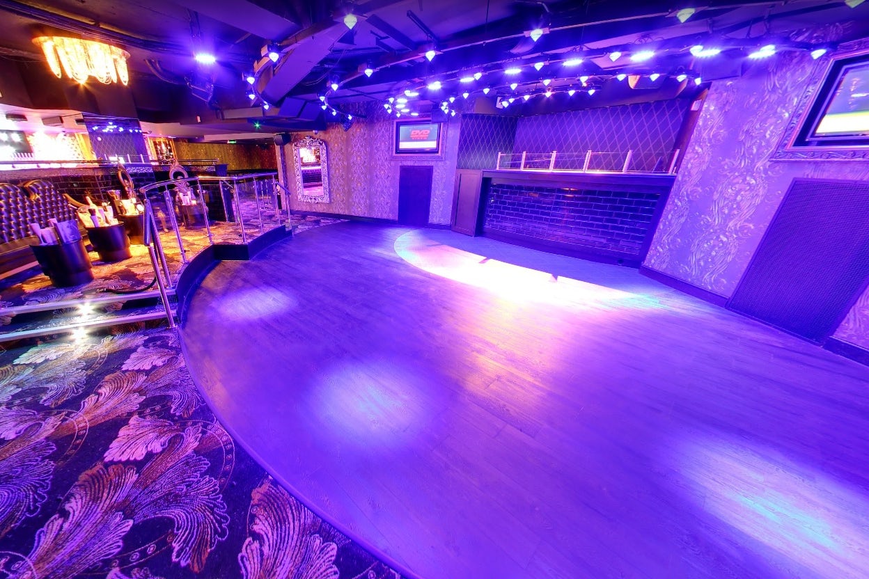 Event Room Curve: Capacity 400 4