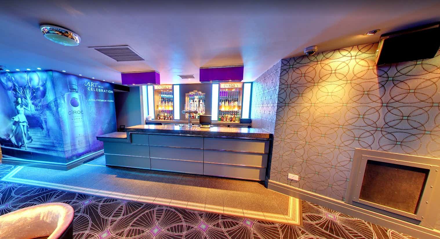 Lounge & Bar: Capacity 60 6