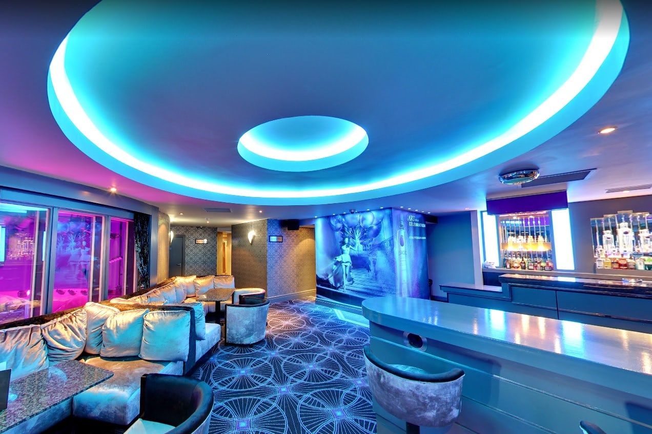 Lounge & Bar: Capacity 60 4