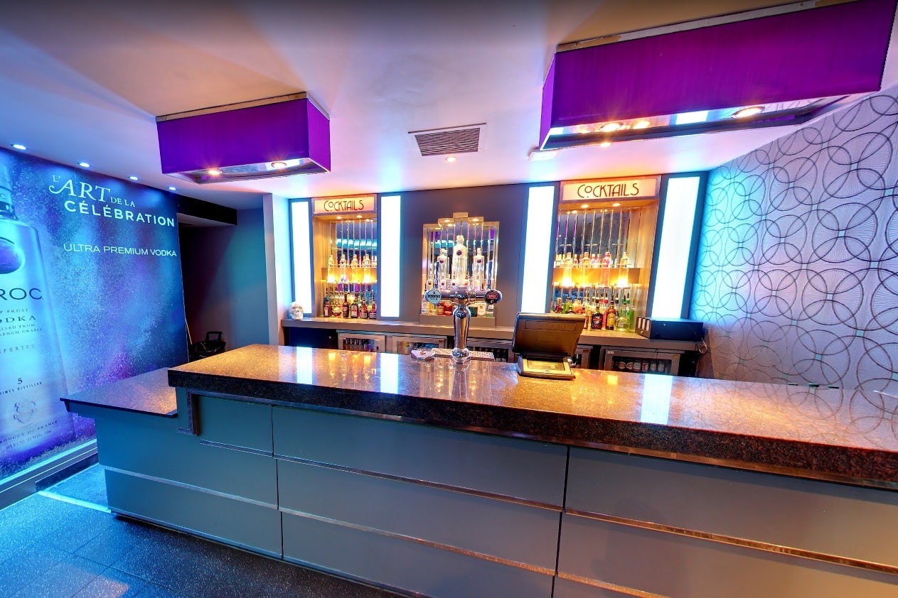 Lounge & Bar: Capacity 60 5