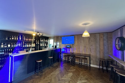 LONDON BRIDGE ROOFTOP- PRIVATE ROOM WITH BALCONY 5