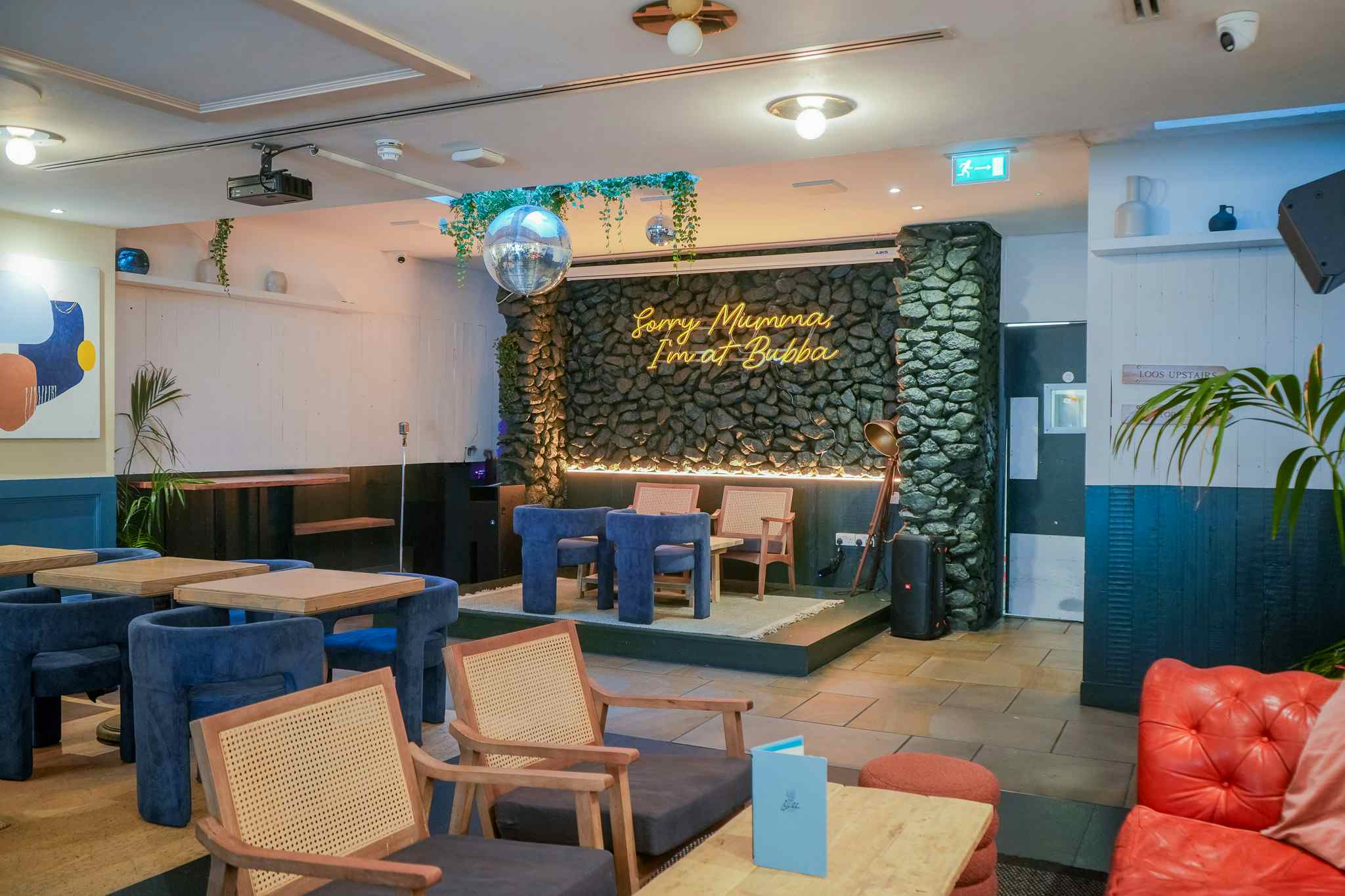 Cosy Living Room & Cocktail Bar  26