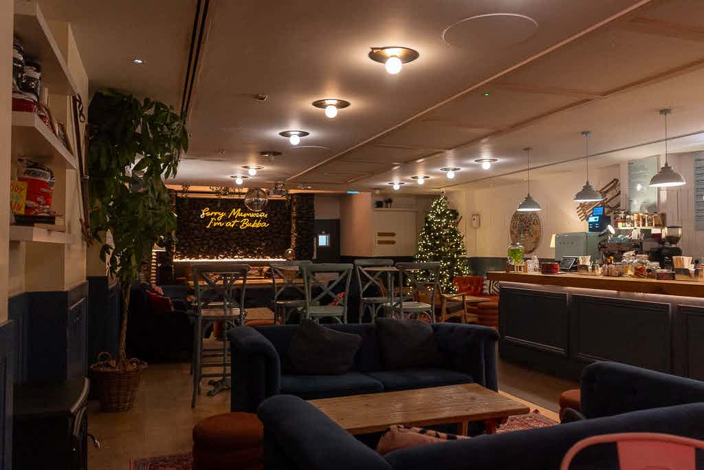 Cosy Living Room & Cocktail Bar  23