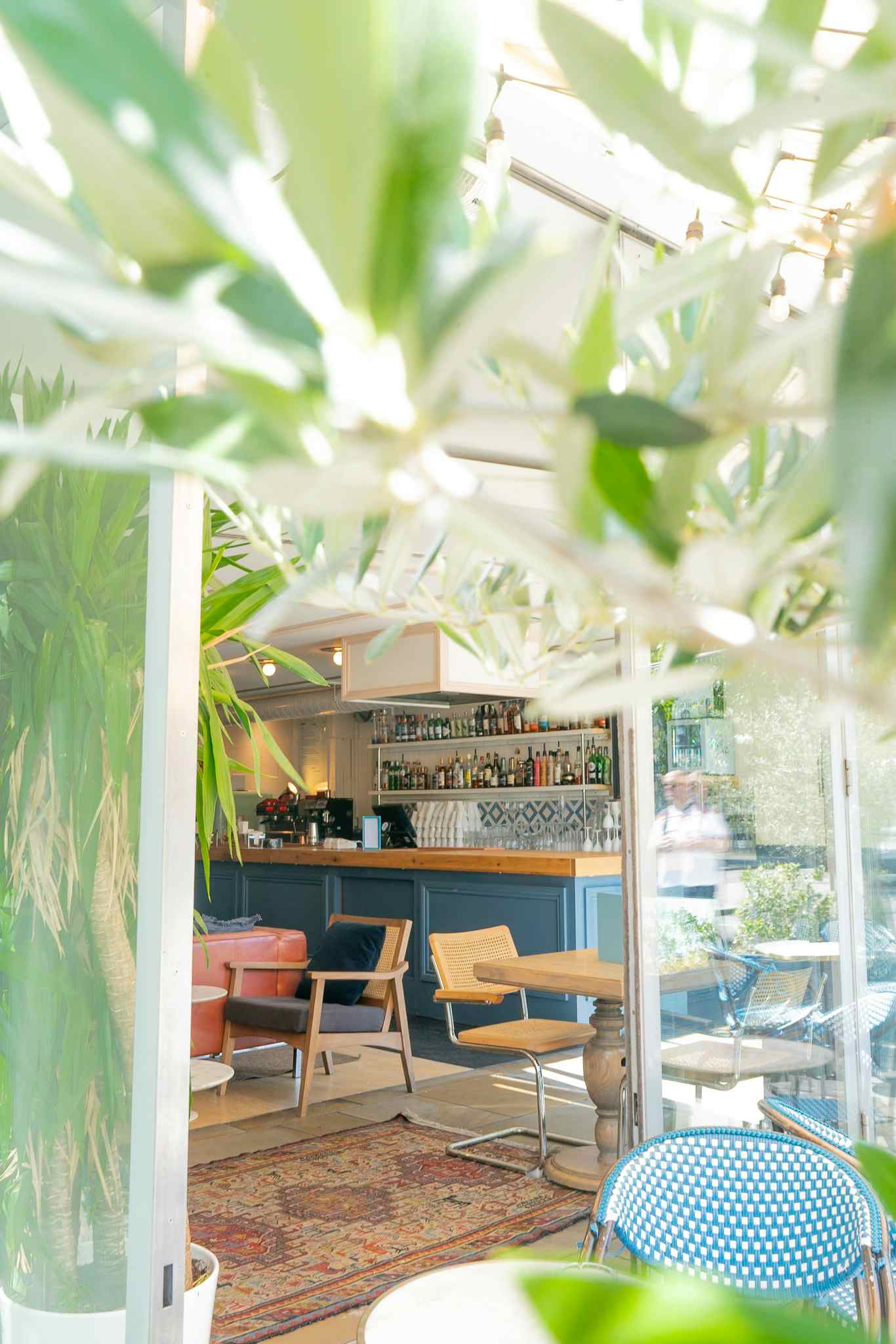 Cosy Living Room & Cocktail Bar  3