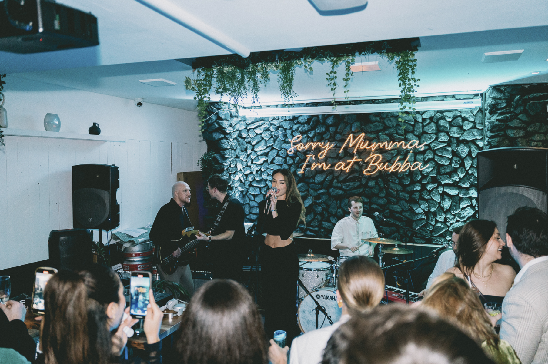 Cosy Living Room & Cocktail Bar  15