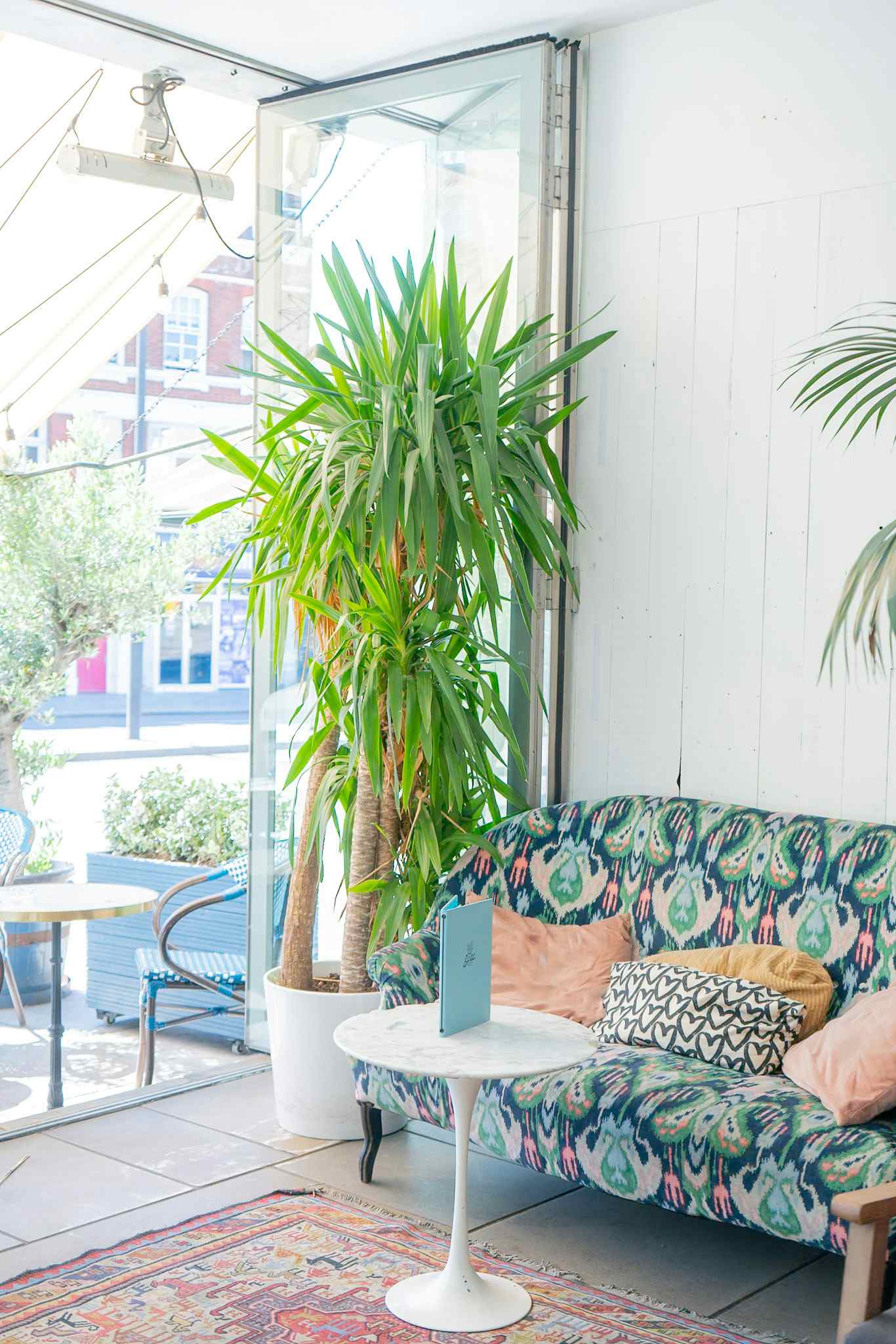 Cosy Living Room & Cocktail Bar  24