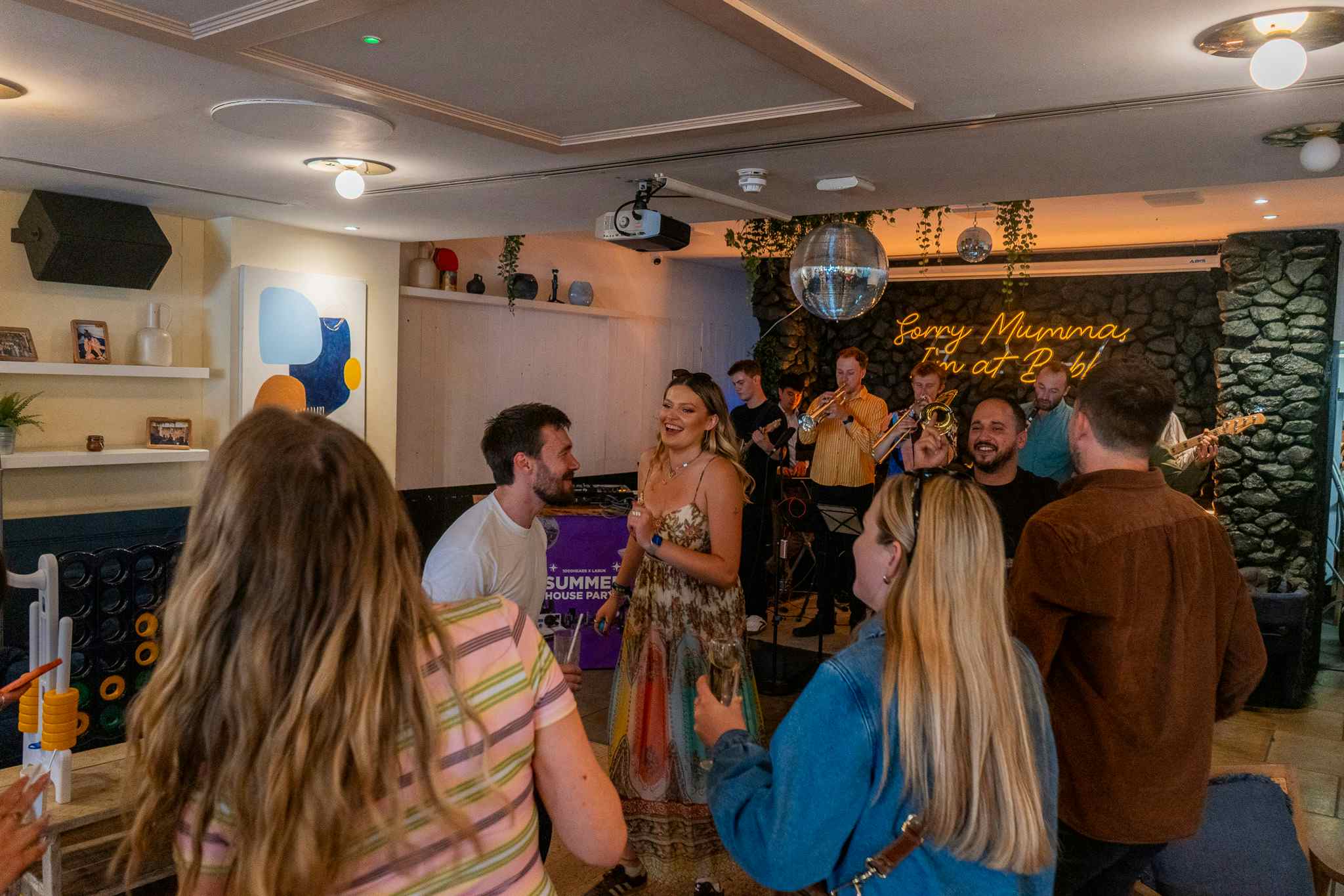 Cosy Living Room & Cocktail Bar 