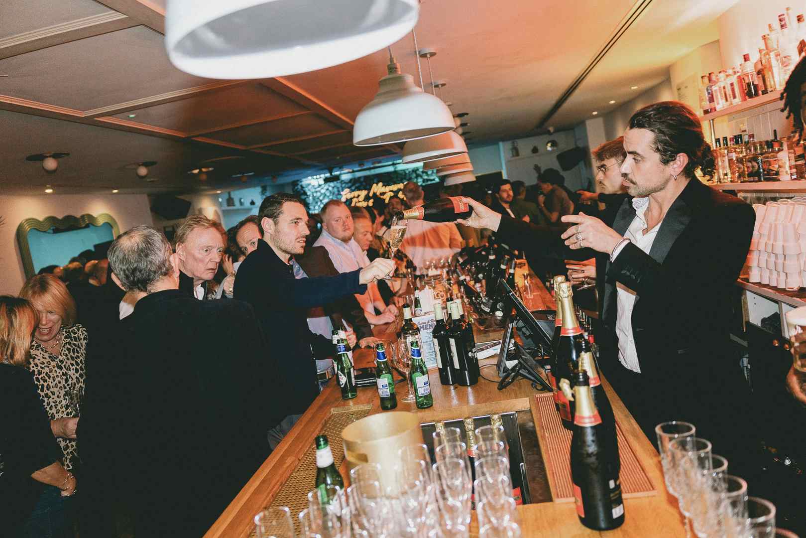 Cosy Living Room & Cocktail Bar  9