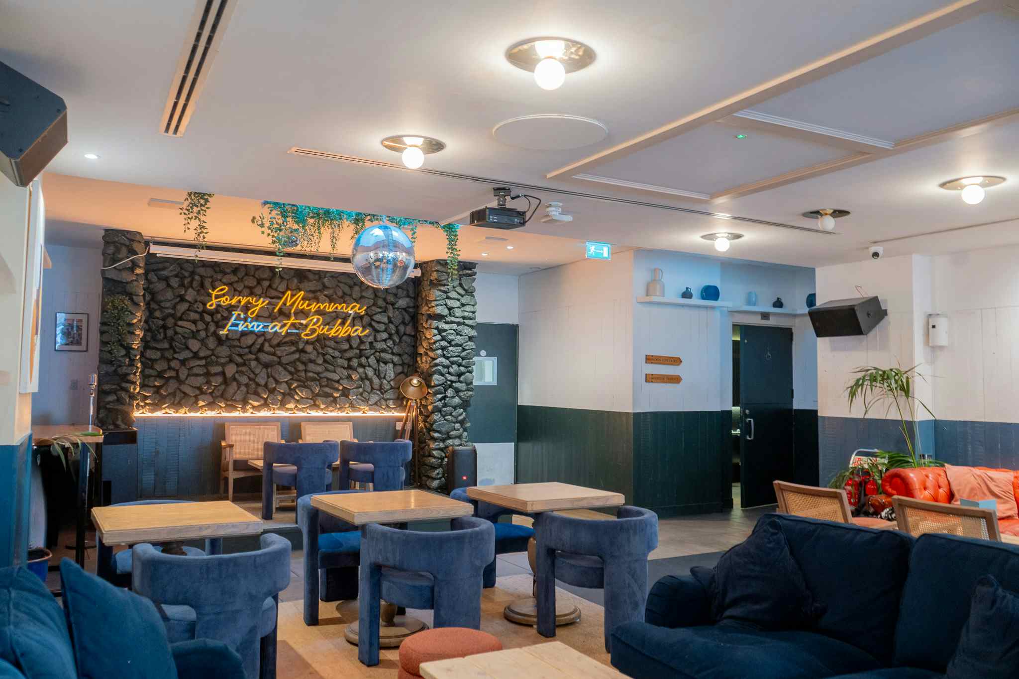 Cosy Living Room & Cocktail Bar 