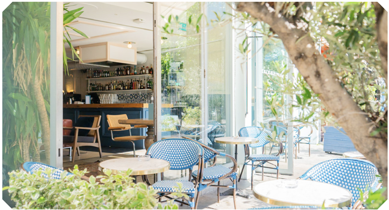 Cosy Living Room & Cocktail Bar  17