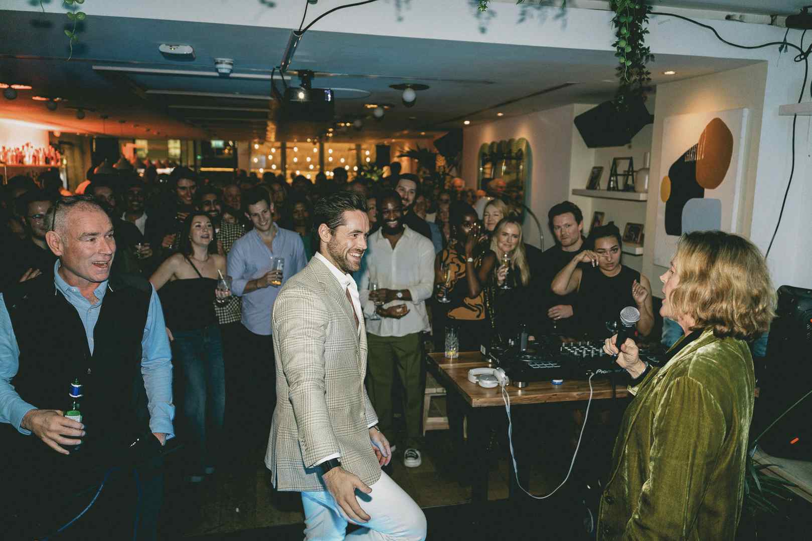 Cosy Living Room & Cocktail Bar  10