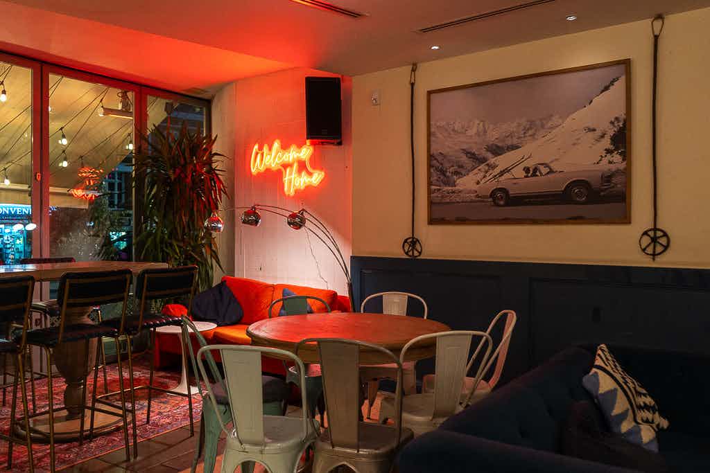 Cosy Living Room & Cocktail Bar  18