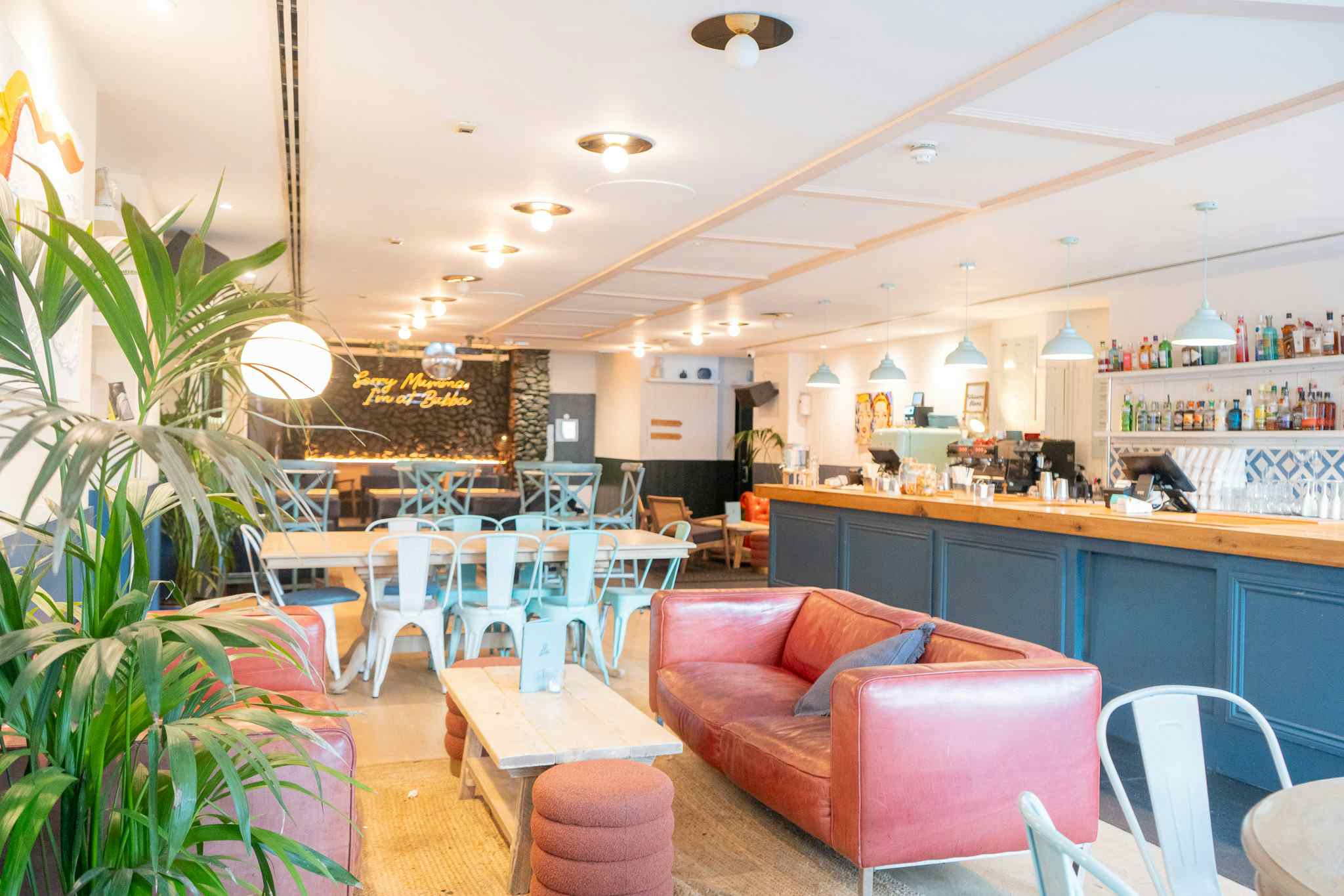 Cosy Living Room & Cocktail Bar  14