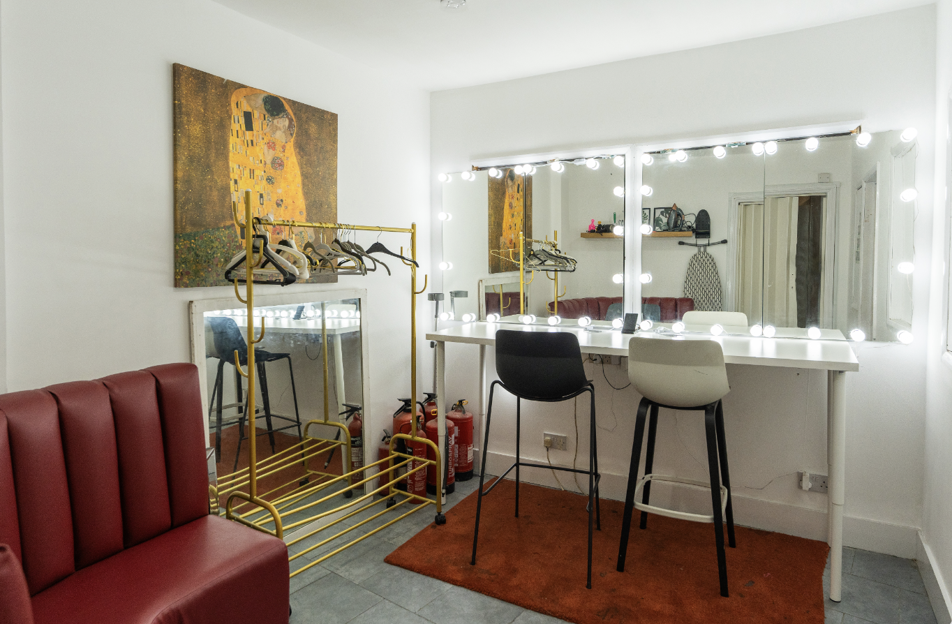 6 Degrees Studio  10