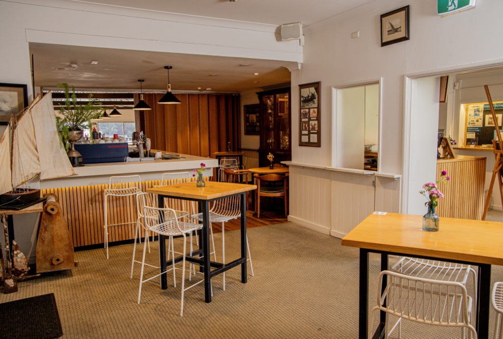 Saloon Bar – Stylish Breakout Space 6