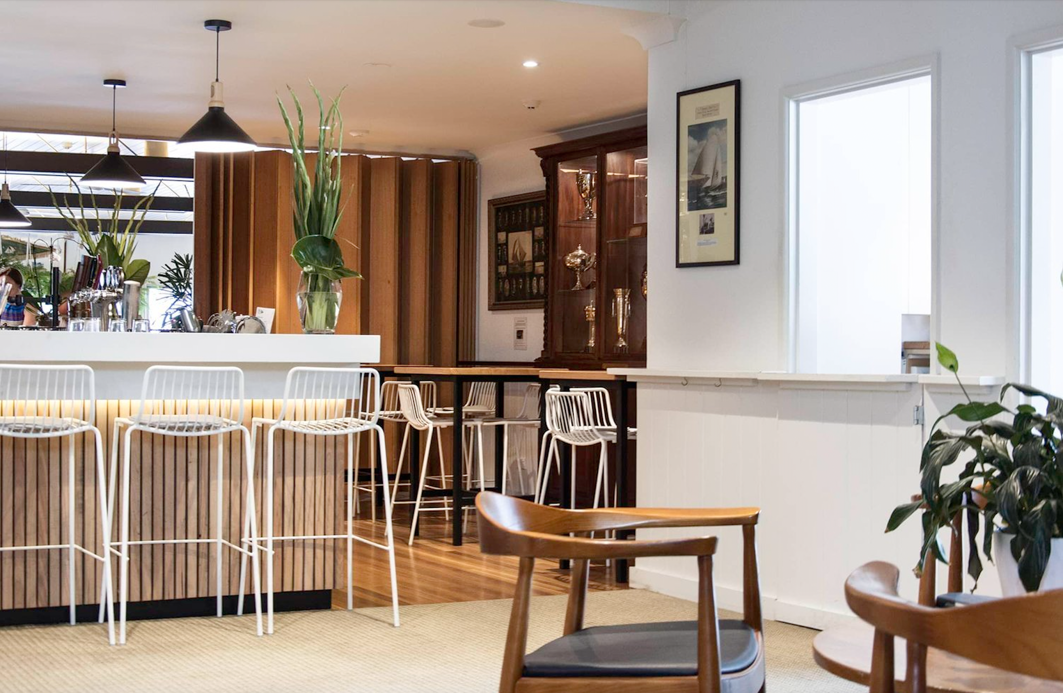 Saloon Bar – Stylish Breakout Space 1