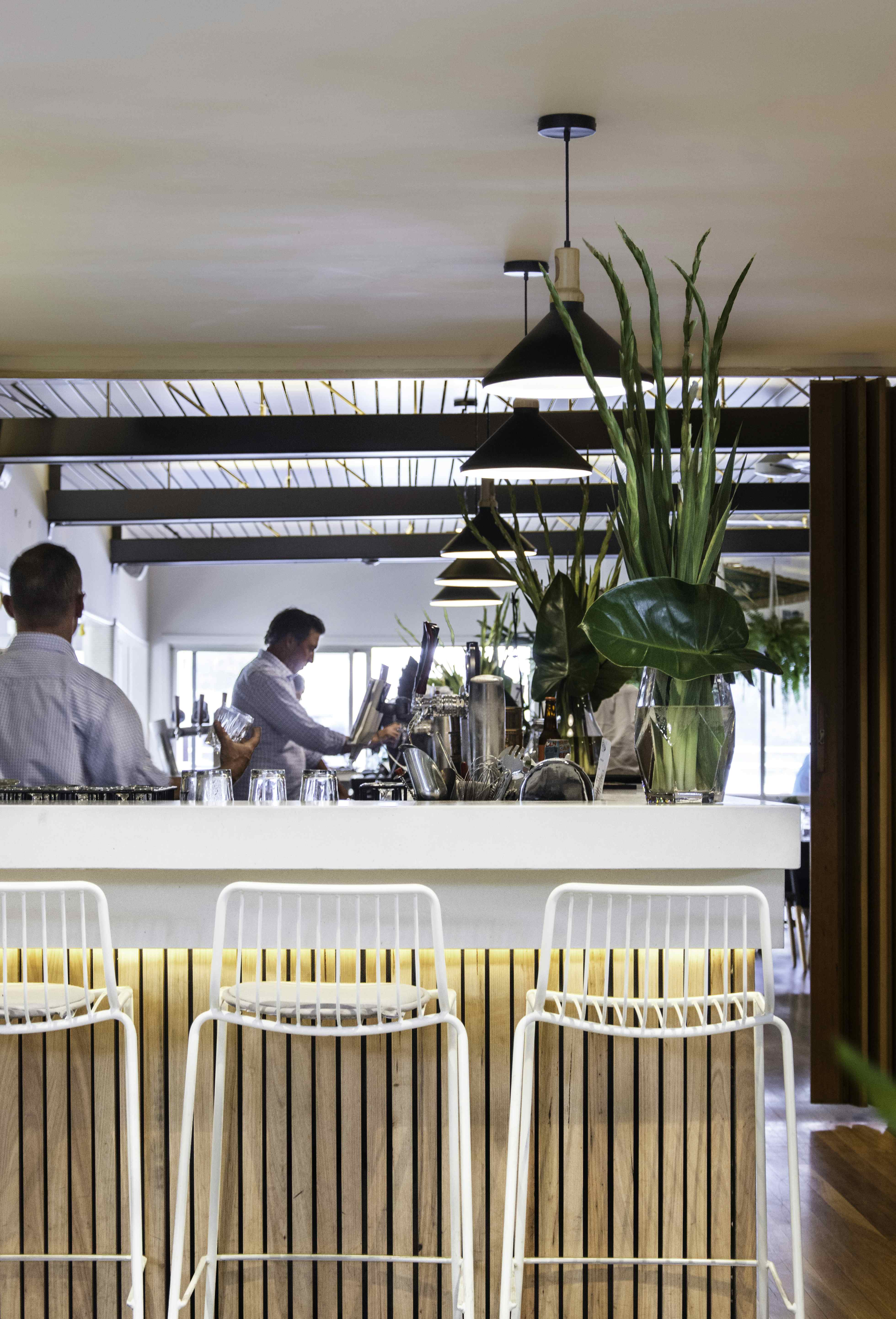 Saloon Bar – Stylish Breakout Space 2