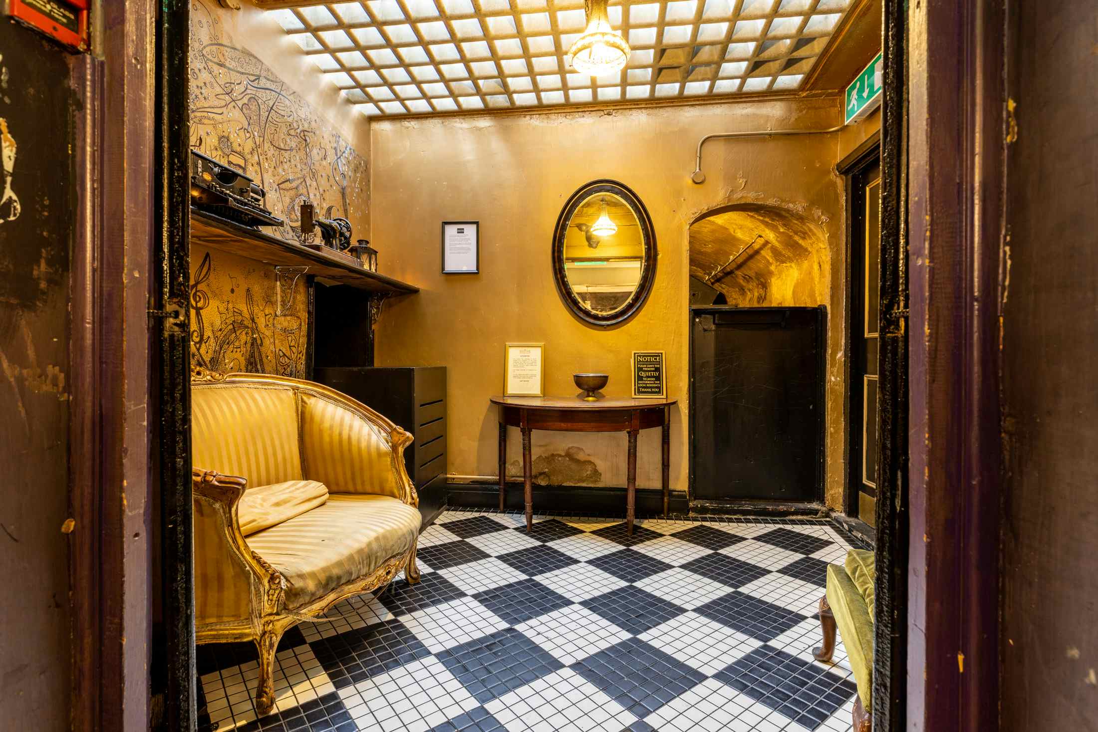 Christmas Hire, Exclusive 3