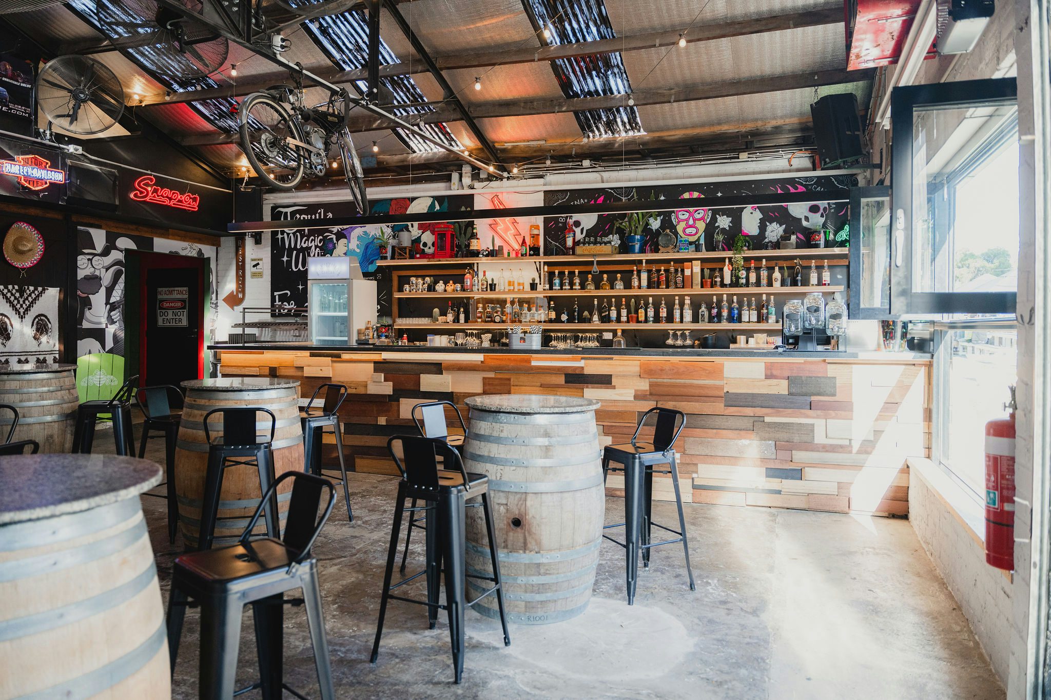 Workshop Bar (Blown Crazy Bar) 0