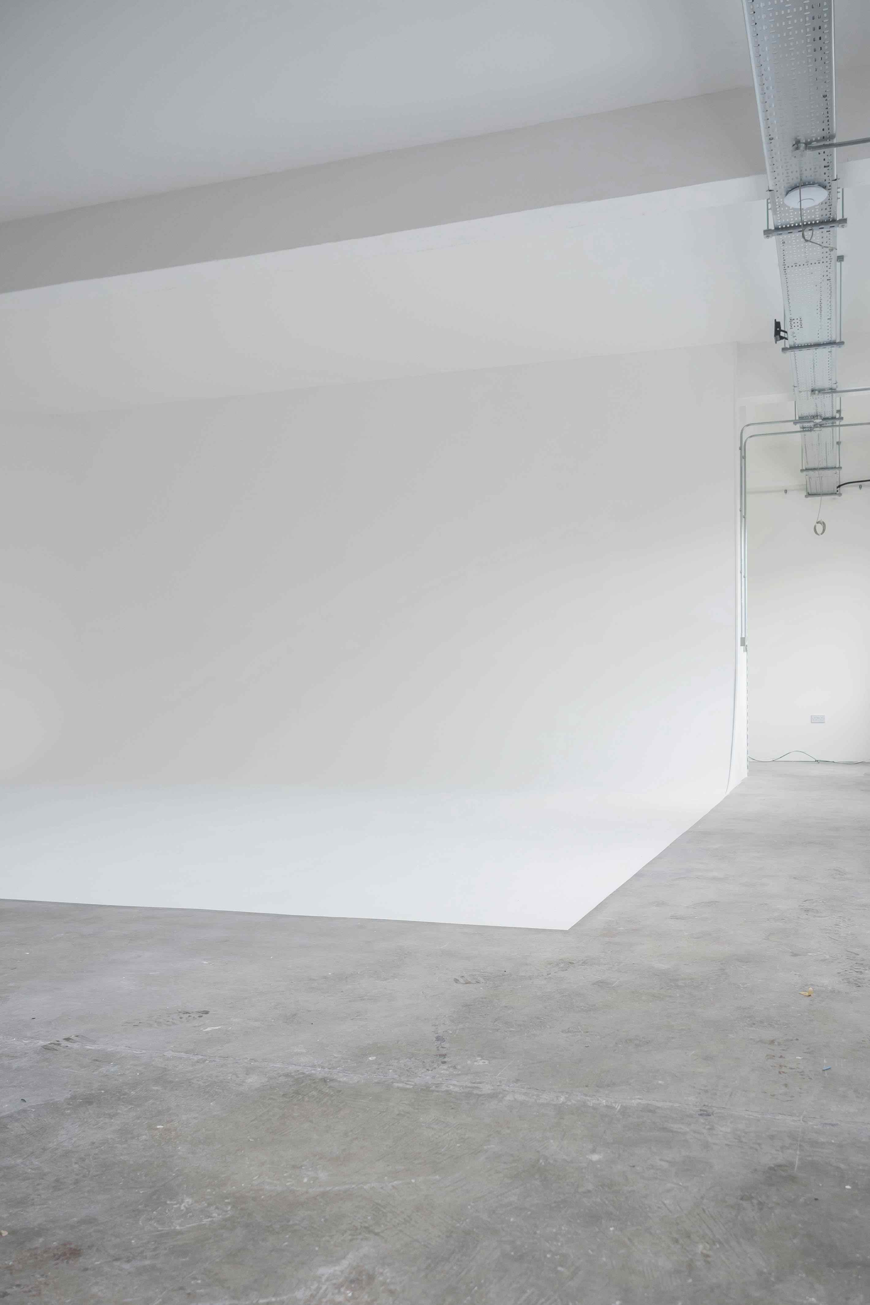 Bright photography studio with infinity wall in Liverpools Baltic area 5