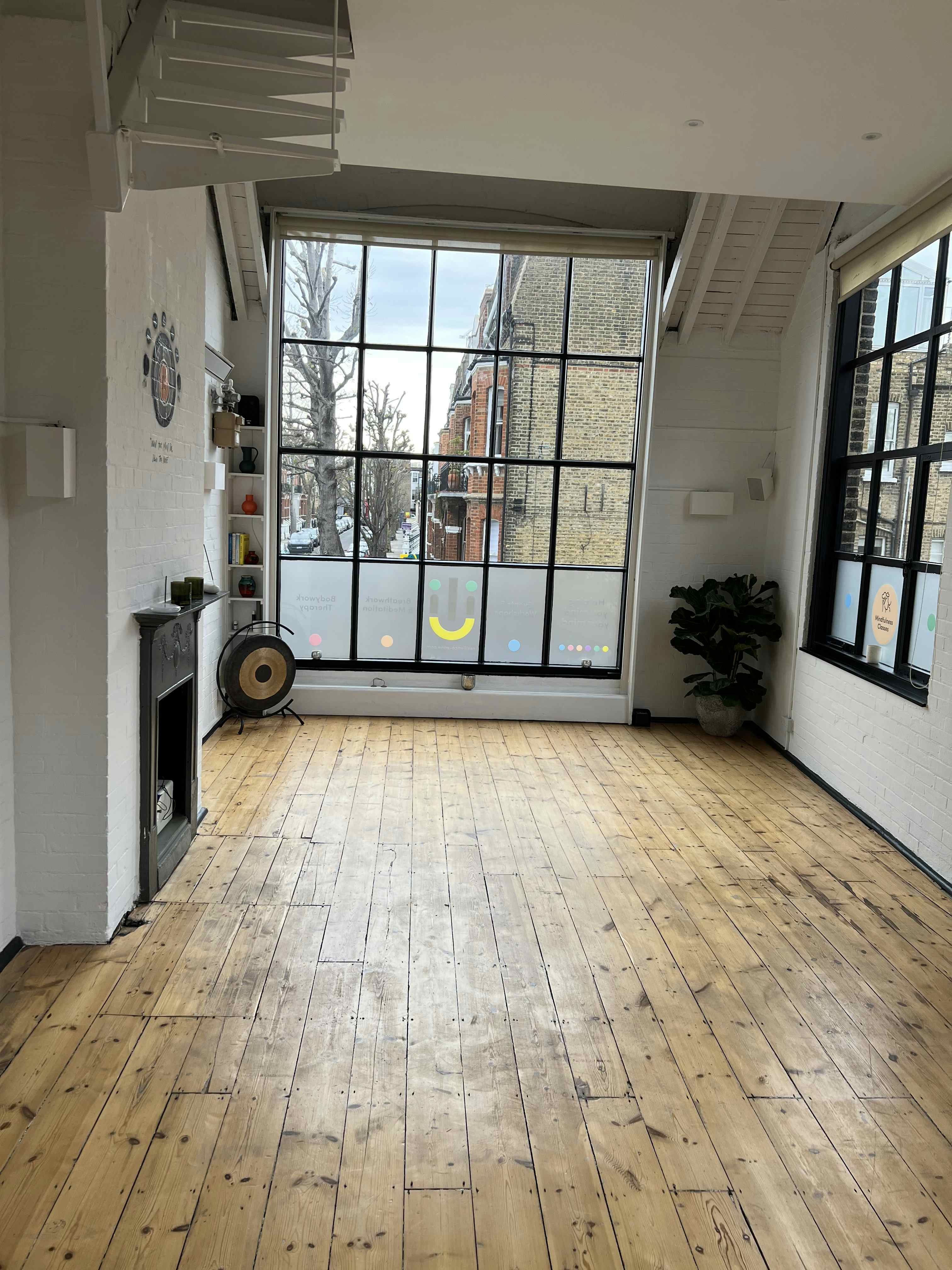 Natural Light-filled Studio in Grade II Listing Building  4