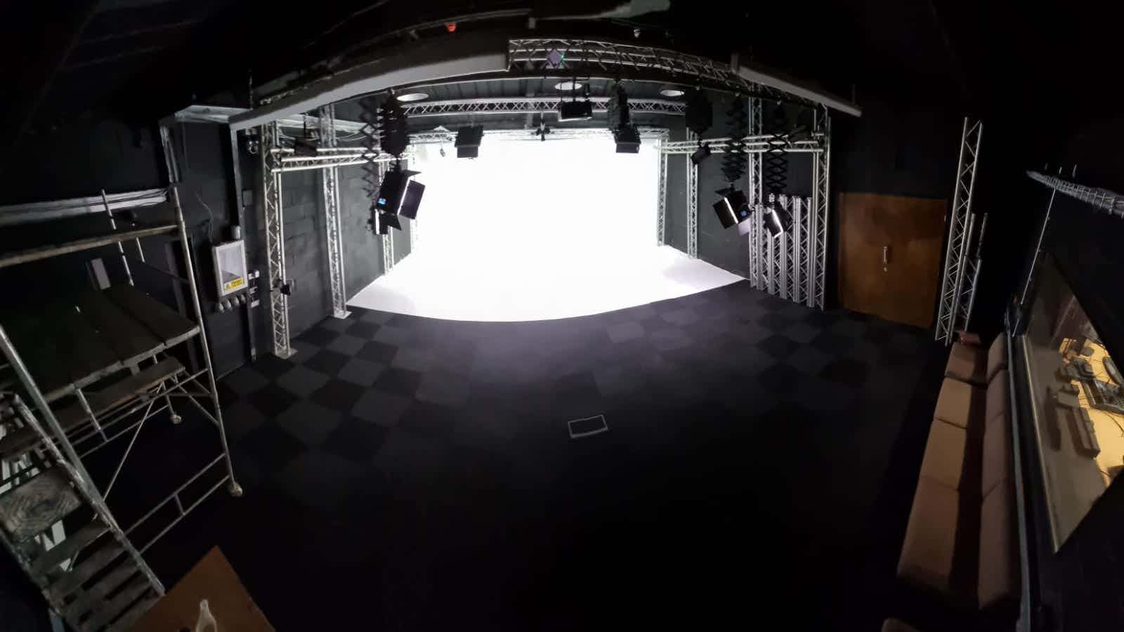 TV Studio / Photographic Studio (1000 Sq.ft) 11