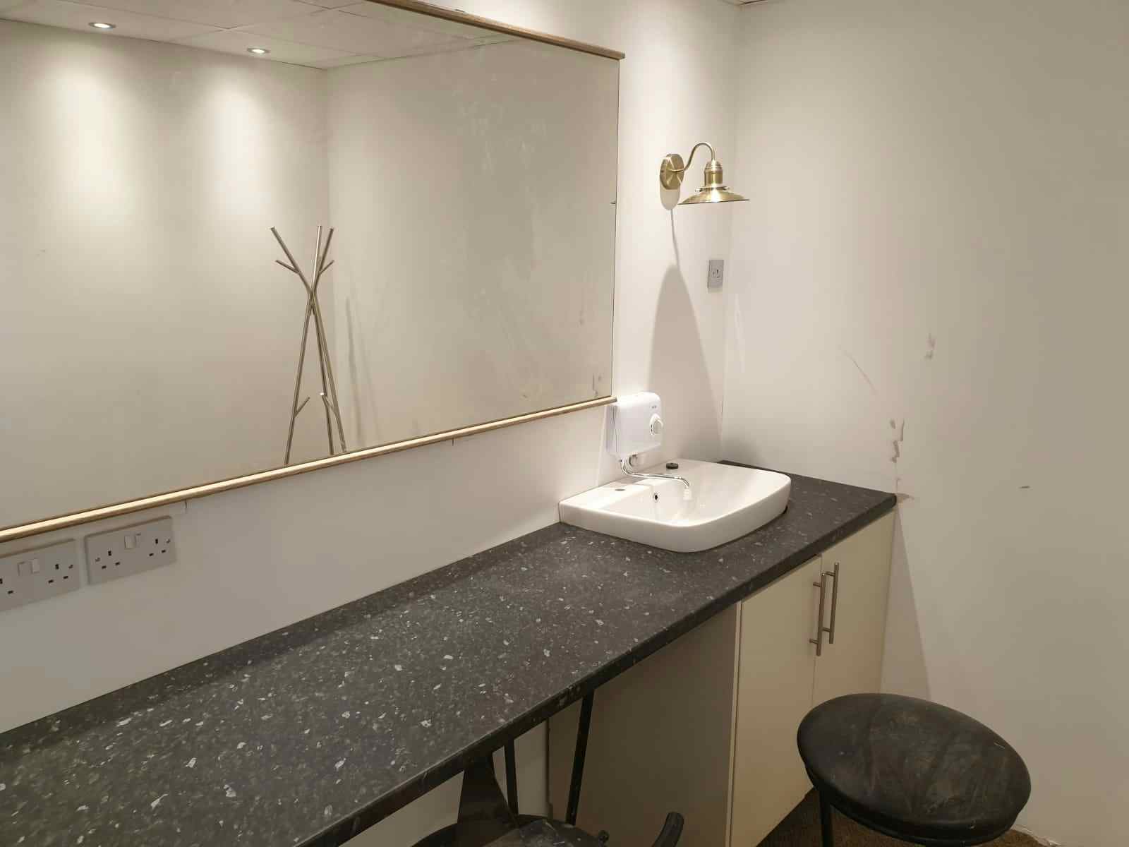 TV Studio / Photographic Studio (1000 Sq.ft) 5