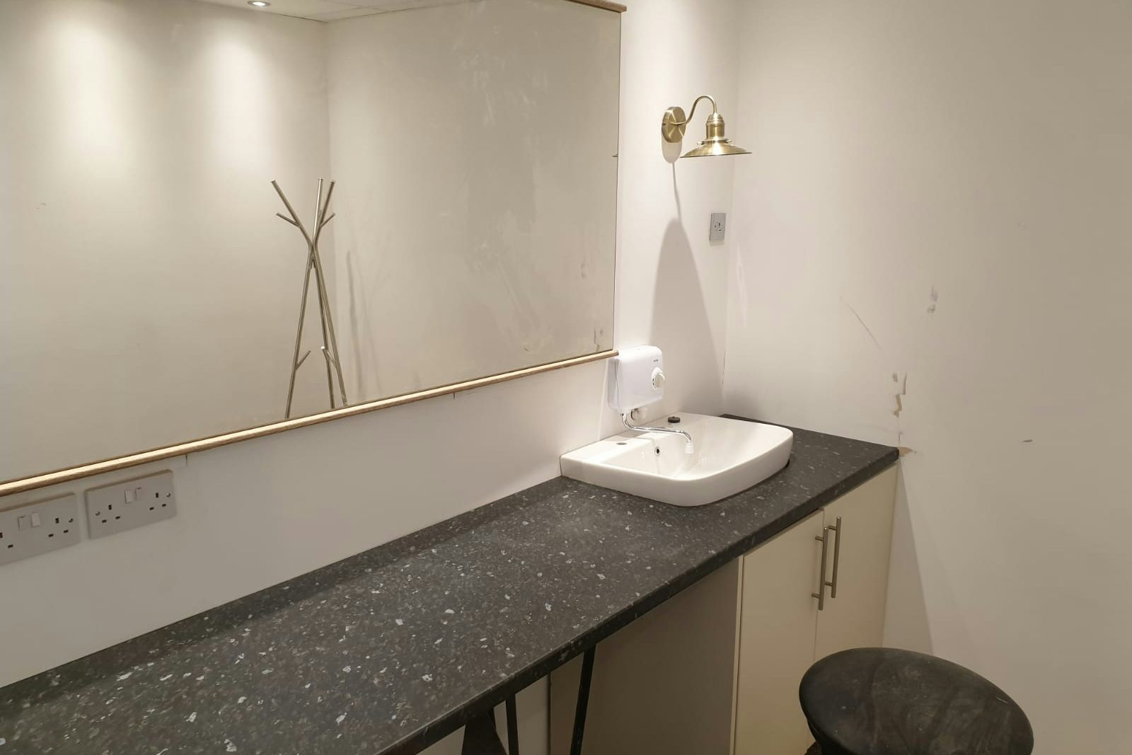 TV Studio / Photographic Studio (1000 Sq.ft) 5